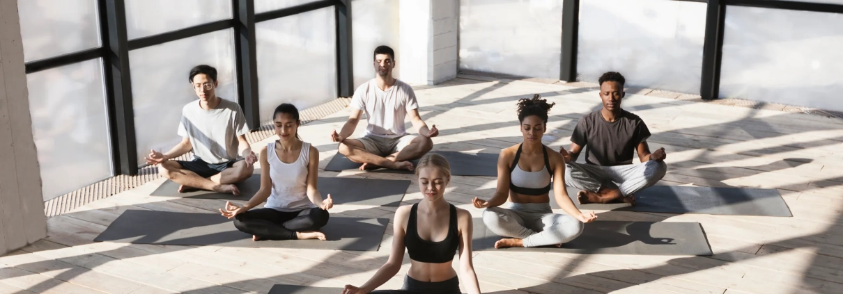 groupe de sportifs en atelier de yoga