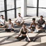 groupe de sportifs en atelier de yoga