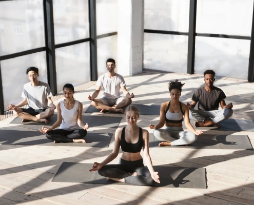 groupe de sportifs en atelier de yoga