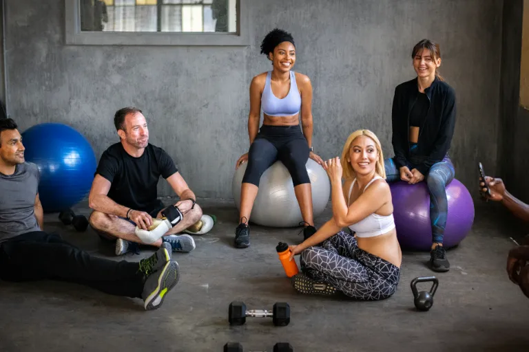 equipe-souriante-seance-eveil-musculaire groupe de jeunes sportifs heureux