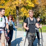 groupe de jeunes en train de marcher avec des pics dans un parc