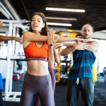 groupe de sportifs en salle de sport